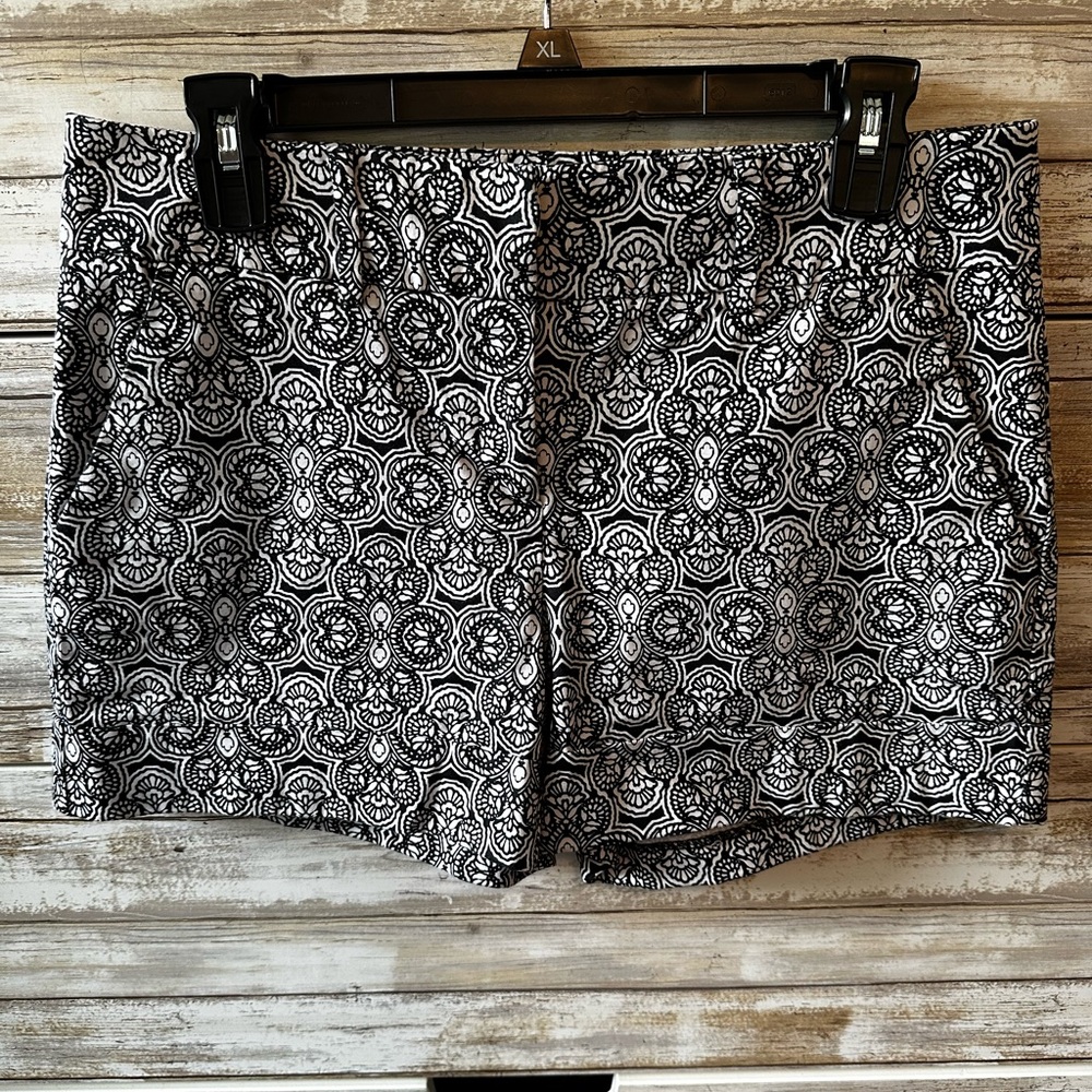 🖤🤍 NY&Co 7th Ave Black White Print Bermuda Shorts Size 6